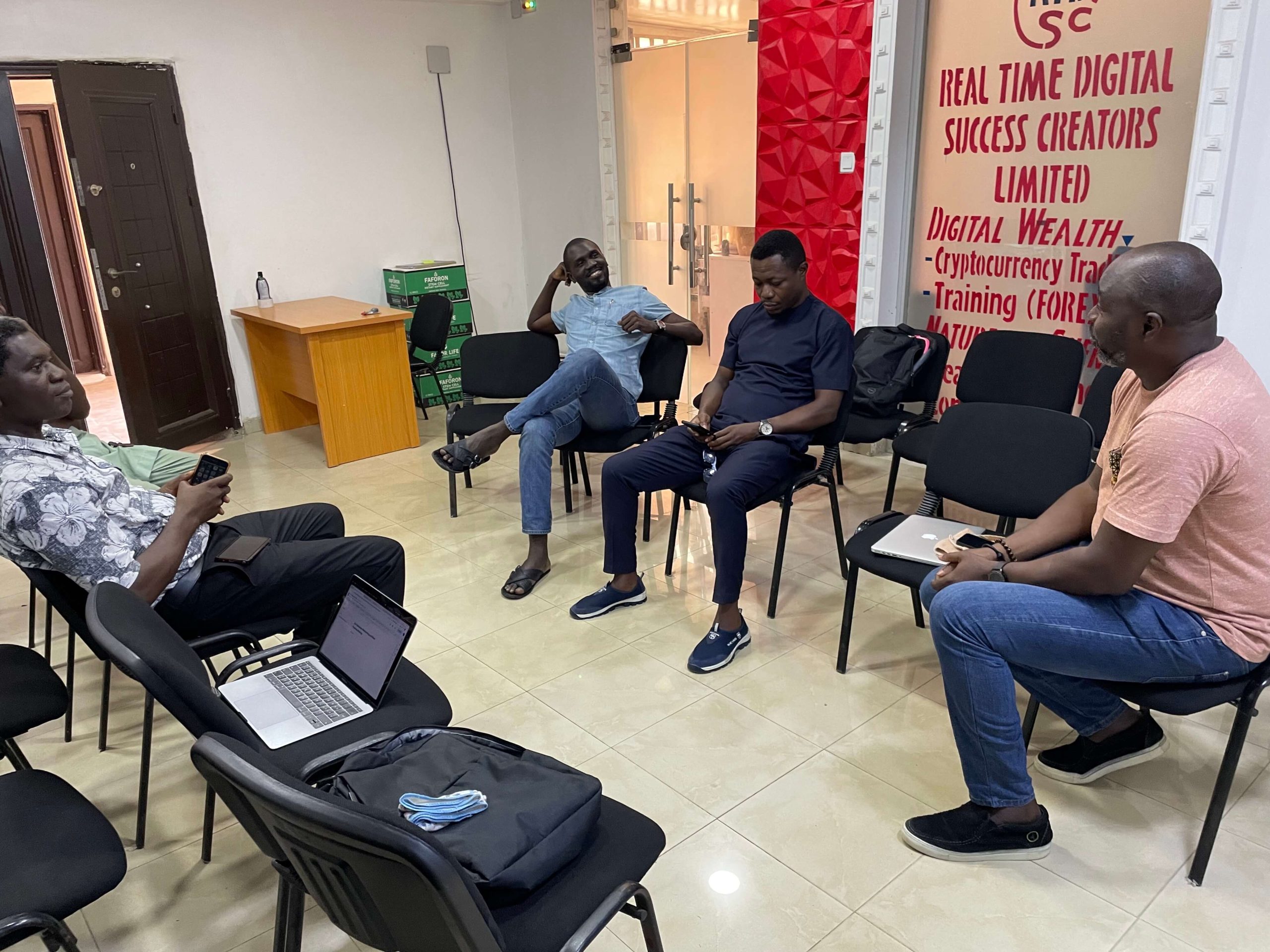گروهی از نیجریه ای ها در یک دایره نشسته اند و در مورد دیوی بحث می کنند