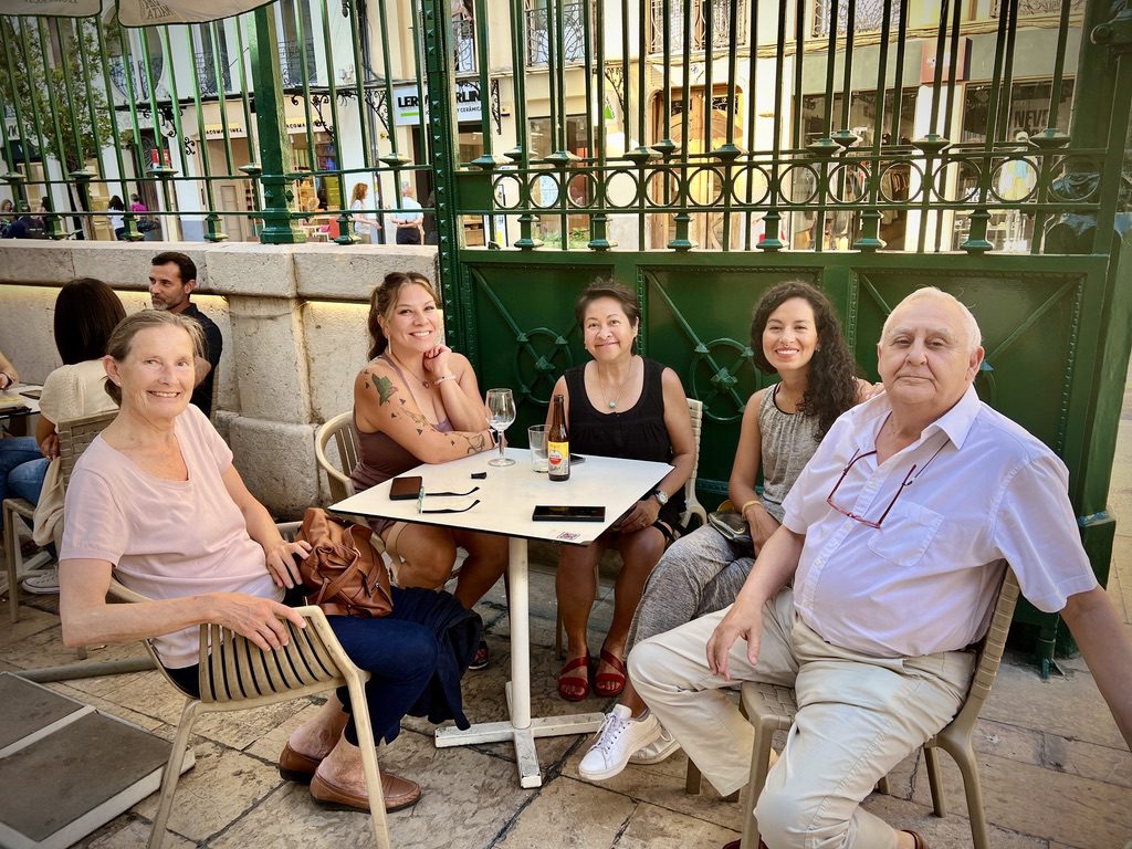 5 people sitting around a table at the Divi Valencia meetup